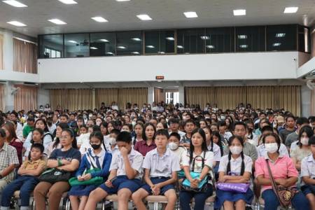 วันพุธที่ 9 เมษายน 2568 ผู้ปกครองและนักเรียนเข้ารับฟังคำชี้แจงการรับมอบตัวนักเรียนระดับชั้นมัธยมศึกษาปีที่ 1 ห้องเรียนทั่วไป โดยมีนายธำรงค์ หน่อเรือง ผู้อำนวยการโรงเรียนจักรคำคณาทร จังหวัดลำพูน คณะผู้บริหาร คณะครู ณ หอประชุมบุรีรัตน์และอาคารโดม 115 ปี