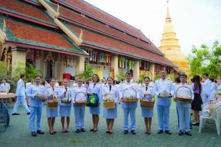 พิธีทำบุญตักบาตร ถวายพระราชกุศล สมเด็จพระนางเจ้าฯ พระบรมราชินี 