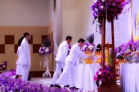 พิธีถวายเครื่องราชสักการะ และวางแผนพุ่ม และพิธีจุดเทียนชัยถวายพระพรชัยมงคล
