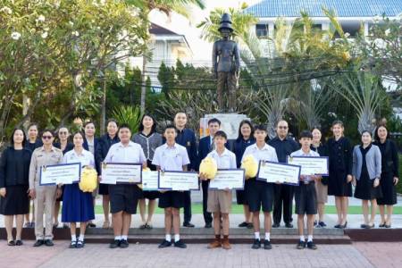 โรงเรียนจักรคำคณาทร จังหวัดลำพูน  แสดงความยินดีกับนักเรียนที่ผ่านคัดเลือกเข้าค่ายโอลิมปิกวิชาการ ค่าย 2 วันที่ 22 ธันวาคม 2568  เวลา 8.20 น. นายธำรงค์  หน่อเรือง ผู้อำนวยการโรงเรียนจักรคำคณาทร จังหวัดลำพูน พร้อมด้วยคณะผู้บริหาร คณะครูโรงเรียนจักรคำคณาทร