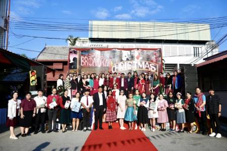 Christmas Day 2025 วันพฤหัสบดี ที่ 25 ธันวาคม พ.ศ. 2569  แผนการเรียน EPDP ร่วมกับกลุ่มสาระการเรียนรู้ภาษาต่างประเทศ และแผนการเรียนศิลป์ภาษาต่างๆ ได้จัดกิจกรรม Christmas Day 2025  ณ ลานหน้าอาคารเหมพินธุ์ไพรจิต (อาคาร 2)