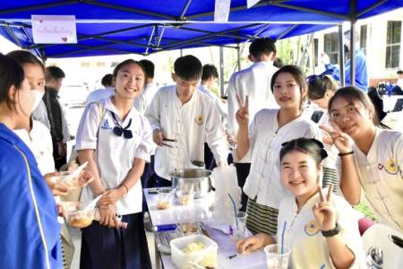 โรงเรียนจักรคำคณาทร จังหวัดลำพูน  วันศุกร์ ที่ 13 กุมภาพันธ์ 2569 คณะกรรมการสภานักเรียน ได้จัดกิจกรรม ถนนเด็กเดิน ครั้งที่ 4 เพื่อเป็นการส่งเสริมการมีรายได้และทักษะอาชีพให้แก่นักเรียน ส่งเสริมให้นักเรียนกล้าคิด กล้าแสดงออก เพื่อต่อยอดรายได้และอาชีพในอนาคต