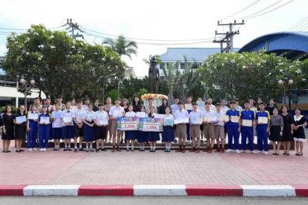 โรงเรียนจักรคำคณาทร จังหวัดลำพูน ขอแสดงความยินดีกับตัวแทนนักเรียนที่ได้รับรางวัลจากการแข่งขัน ดังต่อไปนี้  1. กลุ่มโรงเรียนห้องเรียนพิเศษวิทยาศาสตร์ คณิตศาสตร์ เทคโนโลยีและสิ่งแวดล้อม เครือข่ายภาคเหนือตอนบน ณ โรงเรียนพะเยาพิทยาคม 