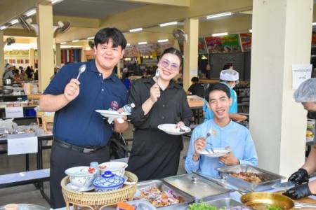 การคัดเลือกผู้จำหน่ายอาหารและเครื่องดื่มในโรงเรียน ประจำปีการศึกษา 2569 วันจันทร์ที่ 9 มีนาคม พ.ศ.2569 โรงเรียนจักรคำคณาทร จังหวัดลำพูน ได้ดำเนินการคัดเลือกผู้จำหน่ายอาหารและเครื่องดื่มในโรงเรียน ประจำปีการศึกษา 2569