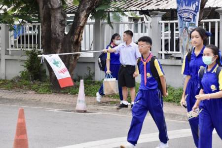 กิจกรรมอาสาจราจร เสริมความปลอดภัย ในการสัญจรให้กับนักเรียน โรงเรียนจักรคำคณาทร จังหวัดลำพูน กิจกรรมอาสาจราจรและงานนักศึกษาวิชาทหาร โรงเรียนจักรคำคณาทร จังหวัดลำพูน ได้นำนักศึกษาวิชาทหาร ชั้นปีที่ 2 และ ชั้นปีที่ 3 จัดเวรในการอำนวยความสะดวกการจราจร